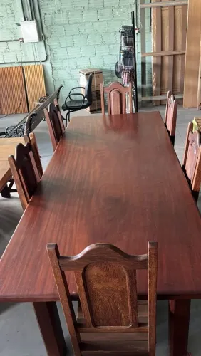 Mesa de mogno, inteiriça com 6 cadeiras de sucupira.