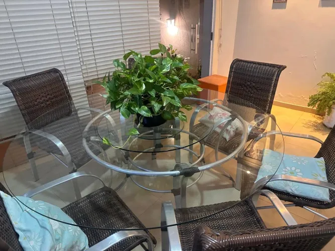 Vendo mesa com tampo de vidro 