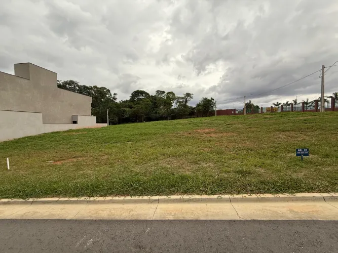 Lote em Condomínio Fechado - Jardins Versalhes