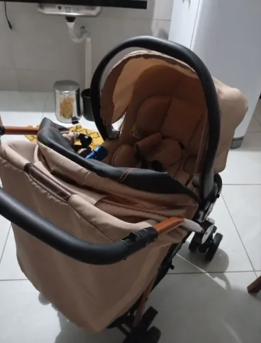 Carrinho de bebê e bebe conforto