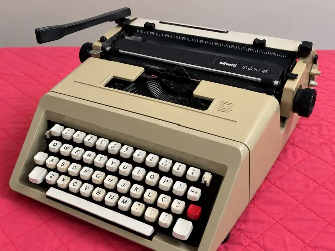 Máquina de Escrever Olivetti Studio 45 Vintage