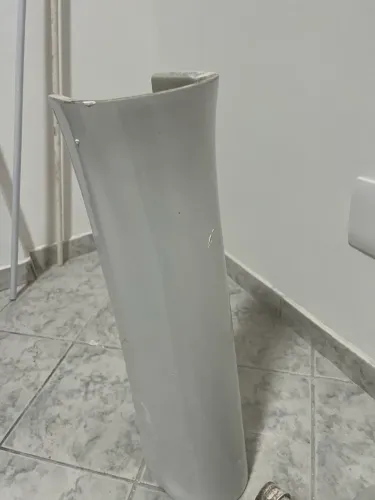 Vendo ótima porta de aço e uma linda pia de banheiro 