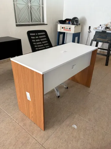 Mesa de escritório em MDF. Fabricação própria