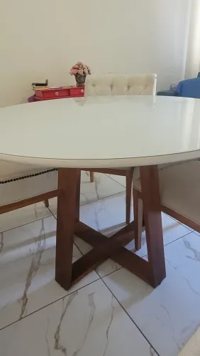 Mesa de jantar em Madeira Maçica,1,20 x 1,20  com 4 cadeiras- excelente estado