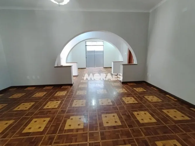 Casa com 4 quartos, sendo 2 suítes para alugar, 316 m² por R$ 7.500/mês - Vila Universitár