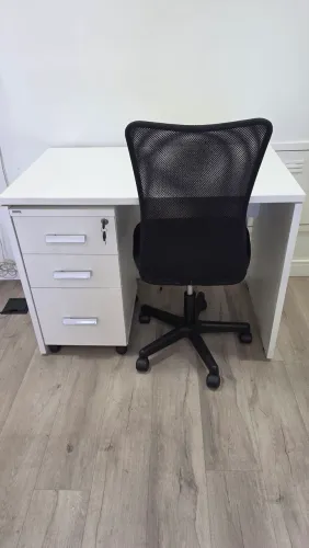 Mesa de escritório com cadeira