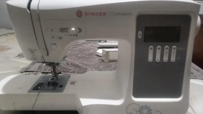 Máquina de Costura Singer Confidence 7640