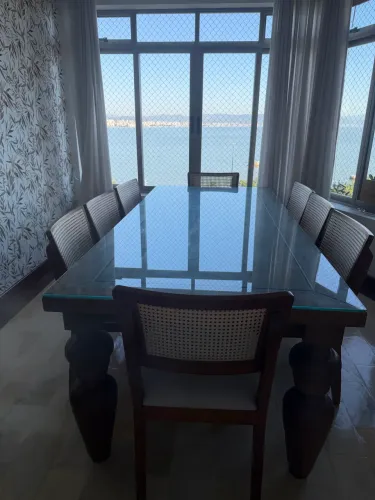Mesa com 8 cadeiras de madeiras com palha 