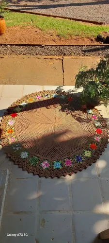 TAPETE DE CROCHÊ REDONDO MARROM COM FLORES EM VOLTA