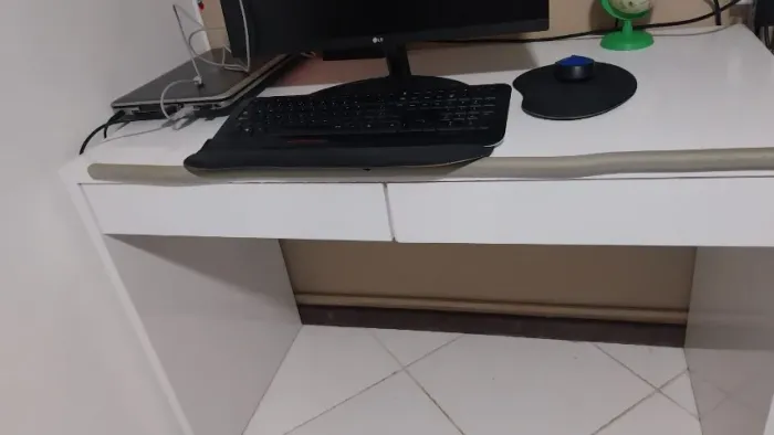 Escrivaninha branca tam 1,10 com 02 gavetas - retirada por conta do comprador.