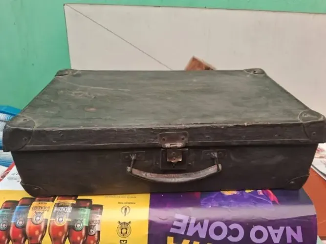 mala antiga de madeira marron e couro