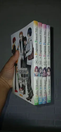 The fragrant flower Blooms with dignity  (Kaoru Hana) volumes 1 a 4 - Mangá.