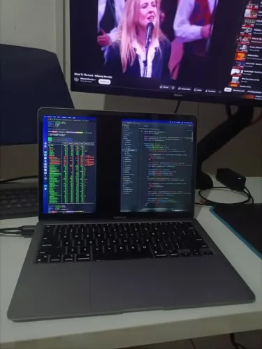 MacBook Air M1 A2337(Com detalhe na tela)
