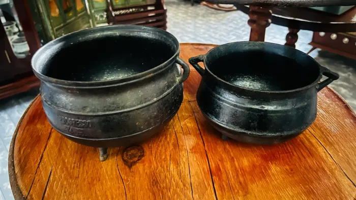 Panelas de ferro antigas