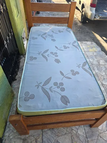 Cama solteiro madeira rústica semi nova 