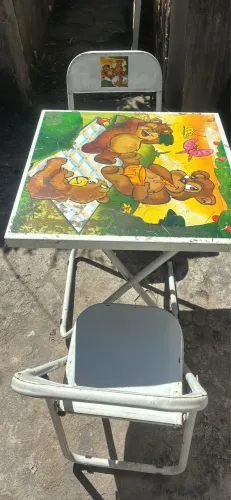 Mesa infantil com 2 cadeiras
