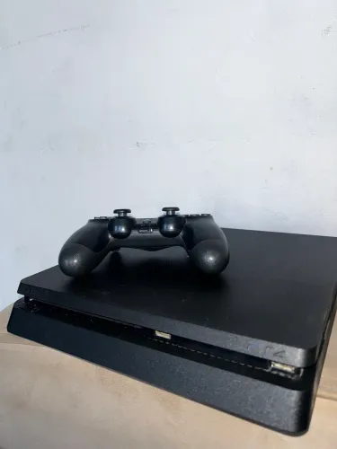 Vendo PS4 com controle e jogos