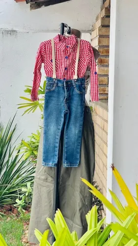 Calça infantil polo com suspensório e blusa