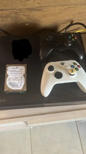 Xbox one fat 2 controles 1 tera