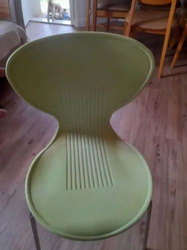 Cadeira verde em boas condições