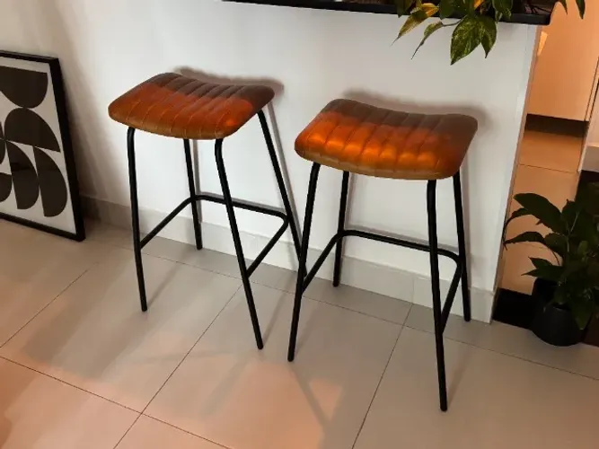 2 Banquetas Altas TokStok em Couro Caramelo