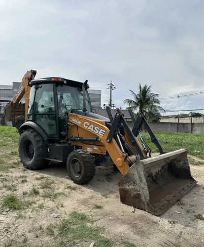 Retroescavadeira Case 580N ano 2021, 4x4, com 3.750 horas e ar condicionado, no RJ