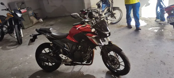 YAMAHA FZ 25 VERMELHA 2024 Shalon veículos Cariacica