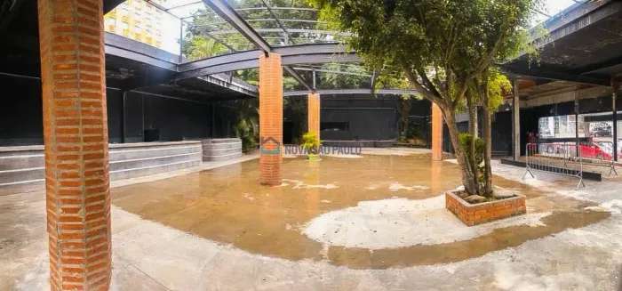 Área Comercial à venda em Moema, 511m² sendo 200m² de estacionamento.