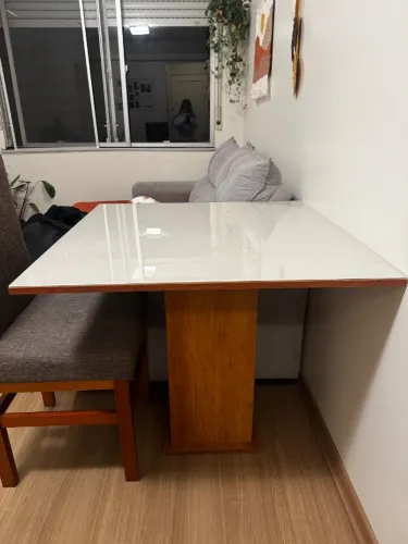 Mesa de jantar com tampo branco - 4 lugares 