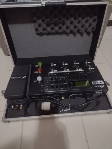(Pedaleira Fractal AX8 + Case  R$ 6.000) - Pedal EV1 R$ 1.400