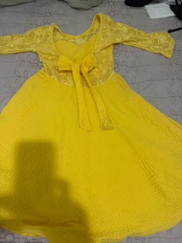 Vestido amarelo c laço atrás