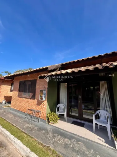 Casa de dois dormitório em condomínio no Porto da Lagoa.