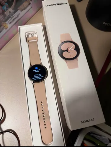 Samsung Watch 4 com diversas pulseiras 