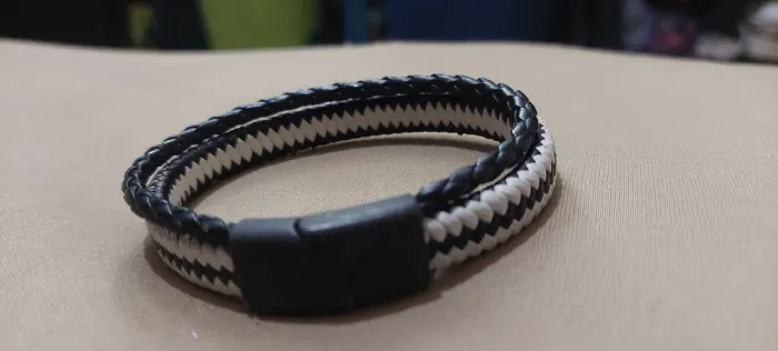 Pulseira de couro preta e branco