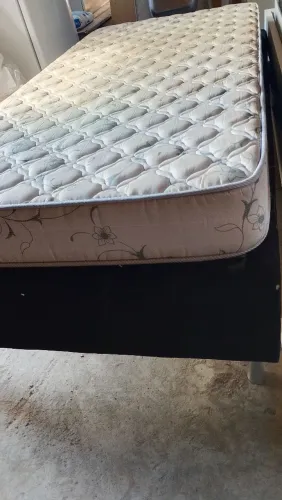 VENDO BASE COM COLCHÃO SE SOLTEIRO