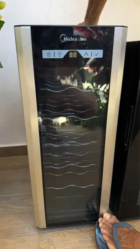 Três adegas de vinho
