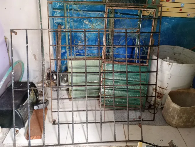 Vendo uma porta de ferro