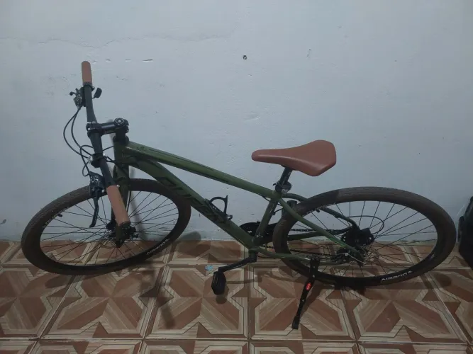 Bicicleta + capacete com pouco tempo de uso