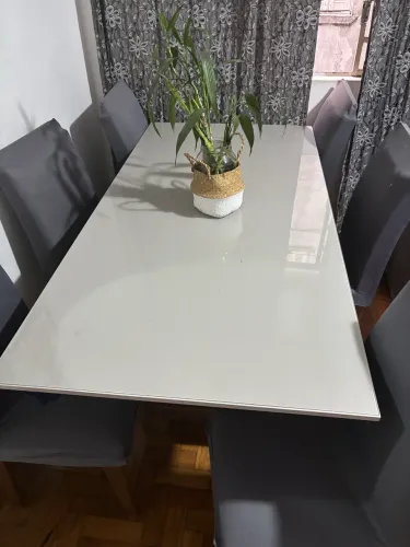Mesa de jantar com as cadeiras