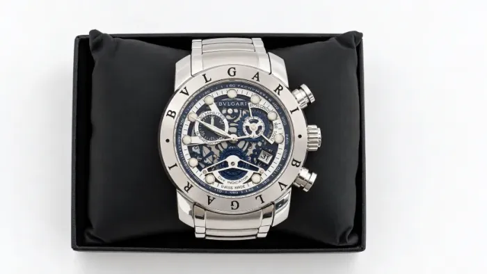 Relógio Luxo Bvlgari Skeleton Prata Fundo Azul em Aço Inoxidável