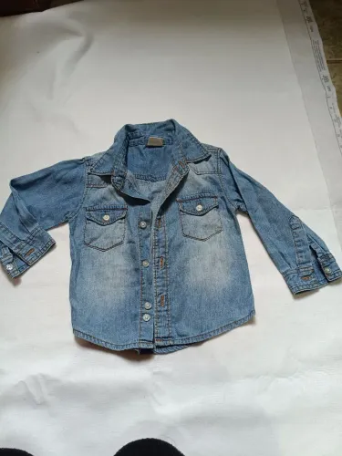 Camisa jeans tamanho 6 meses dependendo do baby
