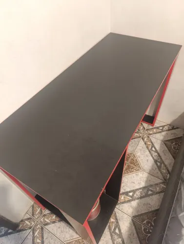 Mesa/Escrivaninha Preta com Detalhes Vermelhos - ACEITO NEGOCIAÇÃO DO VALOR!