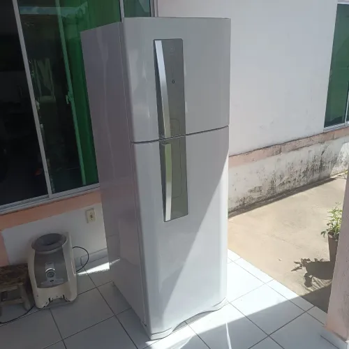 Vende-se geladeira semi nova