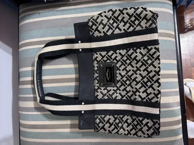 bolsa de mão tommy hilfiger preta e branca