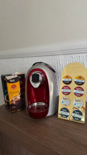 Cafeteira Três Corações Modo + 30 Cápsulas + Suporte