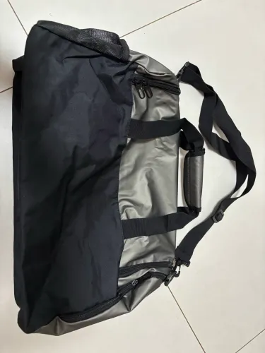 Mala nova de nylon  preta média na embalagem 