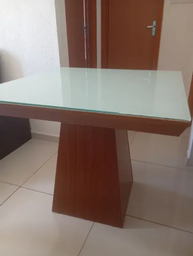 Vende mesa medindo 90x90 300 reais em boas condições