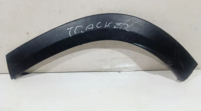 TRACKER MOLDURA/ APLIQUE TRASEIRA ESQUERDA 26275877