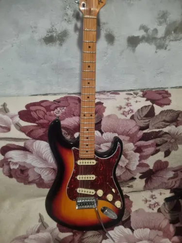 Guitarra stratocaster tagima 530