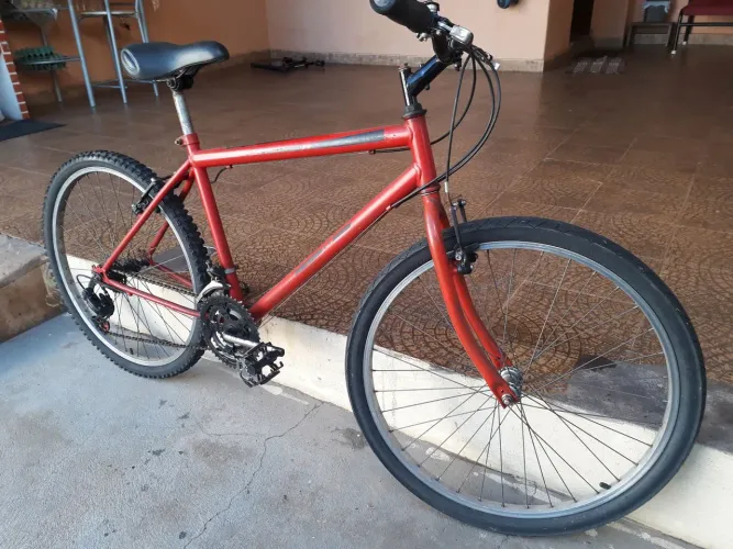 Bicicleta usada , aro 26, 21 marchas , pronta pra rodar